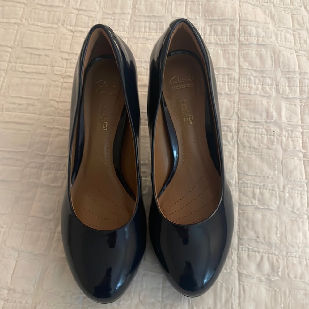 Clarks size 7 patent leather navy 3 inch pump. Almost an inch riser under toe.
